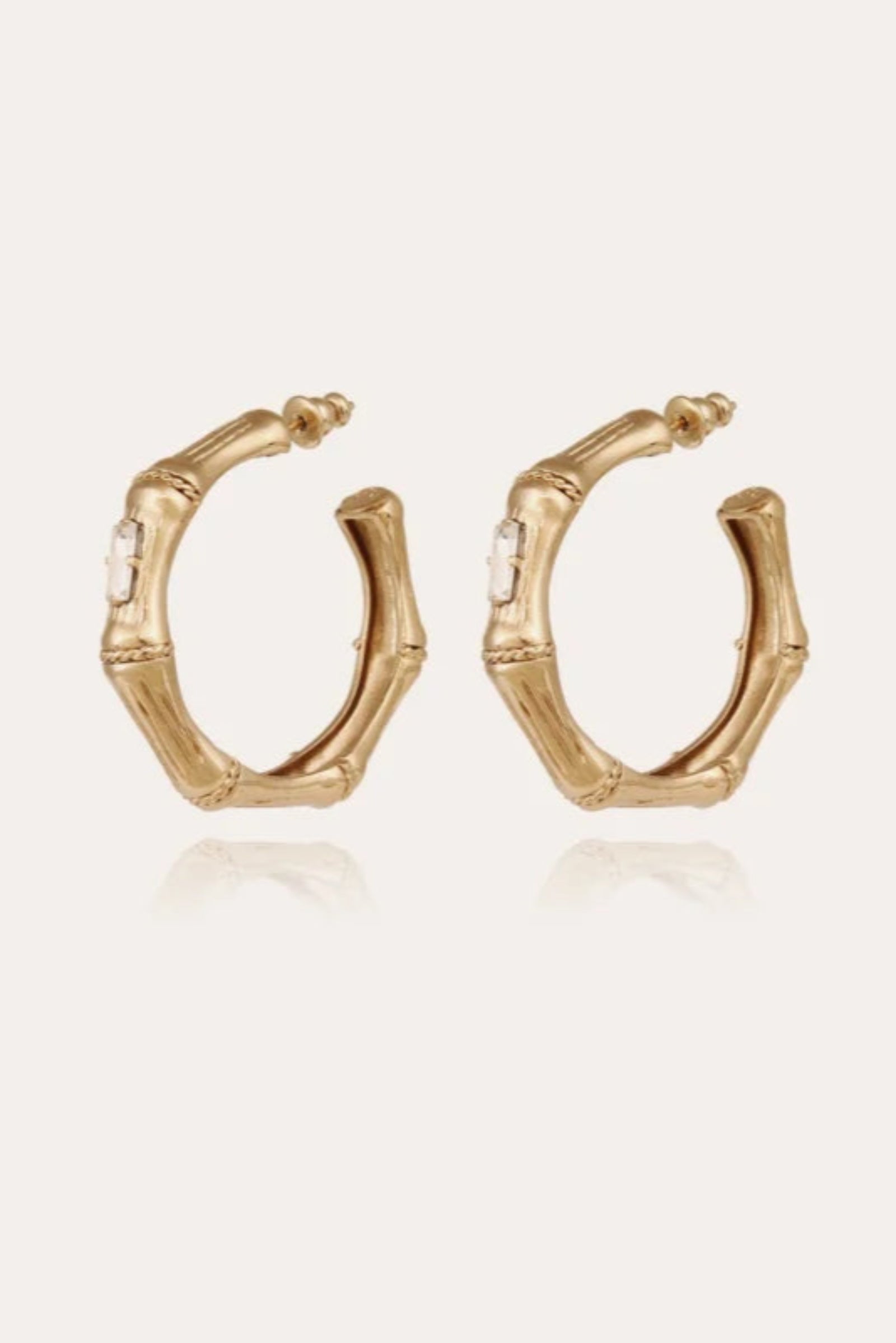 Gold-plated hoop earrings with striated pattern and ornamental hand-settings